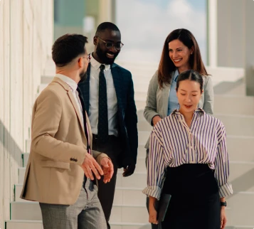L’équipe de collaborateurs du cabinet ISLEC descend l’escalier des bureaux en échangeant