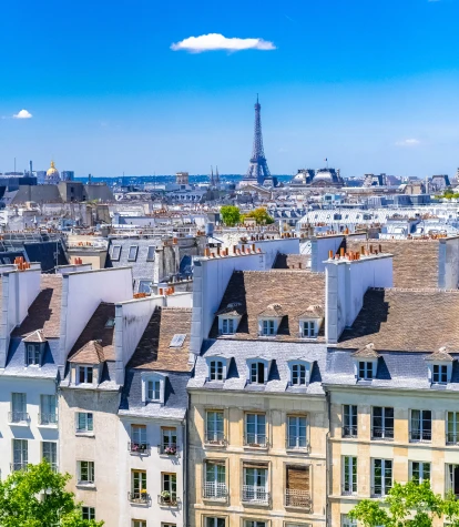 Vue sur les toits parisiens et la tour Eiffel depuis le 17e arrondissement de Paris