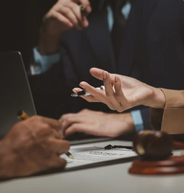 Préparation et signature d’un contrat juridique lors d’un rendez-vous avec un conseiller